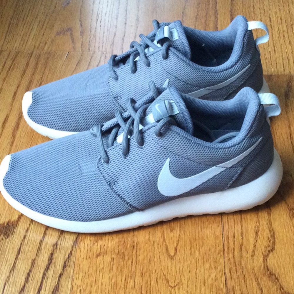 womens nike roshe black and white